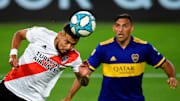 FBL-ARGENTINA-BOCA-RIVER - Paulo Díaz rechaza mientras Ábila espera expectante un rebote.