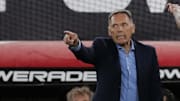 Russo presta mucha atención a la linea de cinco 