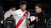 Carrascal le saca un pelín de ventaja en el forcejeo por la N°10 a De la Cruz.