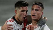 Enzo Fernández y Braian Romero celebrando un gol