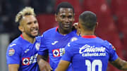 Walter Montoya, Brayan Angulo y Yoshimar Yotún celebrando uno de los goles de Cruz Azul en la Concachampions.