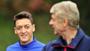 Mesut Özil lors d'un entrainement avec son mentor, Arsène Wenger. 