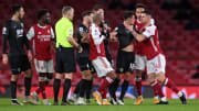 Der Moment, in dem Xhaka (rechts) seinen Gegenspieler an der Gurgel packt