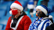 Le père Noël s'est déplacé, avec un masque, pour assister à un match de football. 