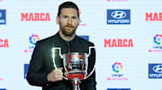 Messi recibiendo trofeo