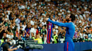 Lionel Messi bravant son maillot devant les supporters du Real Madrid. 