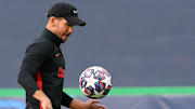 Simeone durante el entrenamiento previo al Atlético - Leipzig