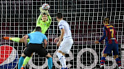 Ruslan Neshcheret atajando un balón en el Camp Nou