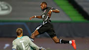 Karl Toko Ekambi face à Manuel Neuer. 