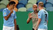Guardiola habla con De Bruyne y Rodri, dos de sus fichajes más valiosos