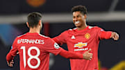 Bruno Fernandes saluant l'homme de la rencontre, Marcus Rashford, auteur d'un hat-trick. 