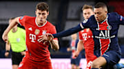 Benjamin Pavard face à Kylian Mbappé. 