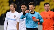 Benoit Bastien a sorti 3 cartons rouges pendant le match de C3 entre les Young Boys de Berne et Cluj.