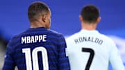 Kylian Mbappé face à son idole Cristiano Ronaldo. 