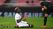Paul Pogba, ici à genou, et trop court pour devancer le gardien portugais Rui Patricio.