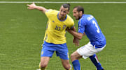 Zlatan Ibrahimovic et Giorgio Chiellini au duel lors de Suède Italie à l'Euro 2016 