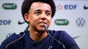 Koundé en rueda de prensa