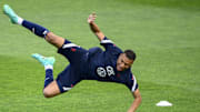  Mbappé intentando una chilena en un entrenamiento con la selección francesa