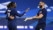Ousmane Dembélé et Antoine Griezmann avec Karim Benzema. 