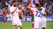 Giroud y Ben Yedder celebran un gol