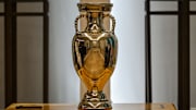Um ihn kämpfen jetzt noch acht Länder: der EM-Pokal