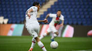 FBL-FRA-CUP-PSG-ANGERS - Di María, a punto de dar la asistencia de rabona.