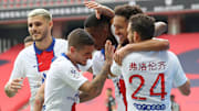 Les Parisiens félicitent Marquinhos après le but du 3-0