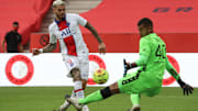 Mauro Icardi qui butte sur Walter Benitez 