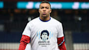 FBL-FRA-LIGUE 1-PSG-BORDEAUX  - Mbappé utilizando la remera en homenaje a Maradona tras su fallecimiento.