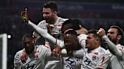 Los jugadores del Olympique de Lyon celebran un gol de Dembélé