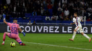 Paqueta trompe Gauthier Gallon et inscrit le troisième but lyonnais.