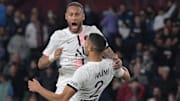 Neymar et Hakimi célèbrent le but décisif dans les derniers instants du match.