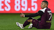 Mbappe est sorti du terrain en se tenant l'arrière de la cuisse