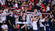 Les supporters parisiens présents au Bourget avant le départ des joueurs à Marseille