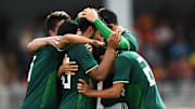 Jugadores de México celebran un gol.
