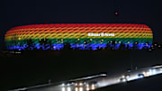 L'Allianz Arena illuminata con i colori arcobaleno