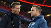 Julian Nagelsmann und Hansi Flick treffen sich vor leeren Rängen
