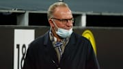 Bayerns Vorstandschef Karl-Heinz Rummenigge (65) zeigte sich gegen Schalke mit einer kuriosen Spezialmaske