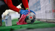 Ein Ball wird desinfiziert.