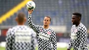 Eintracht Frankfurt läuft in München mit Sondertrikots auf