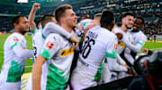 Gladbach jubelt nach einem späten 2:1 gegen Bayern.