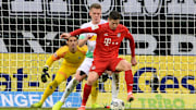 Interessantes Duell: Robert Lewandowski (v.) schirmt den Ball gegen Matthias Ginter ab