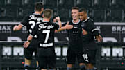 Die Fohlen treten die mühsame Reise nach Kiew an