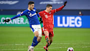 Ozan Kabak im Zweikampf mit Robert Lewandowski