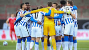 Die Spieler von Hertha BSC bilden einen Kreis.
