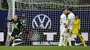 Maximilian Arnold (l.) schießt Wolfsburg 2019 zum Sieg.