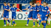 Eine geeinte Schalker Mannschaft verlässt nach dem 3:1-Sieg das Feld