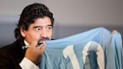 Diego Armando Maradona con la "10" de su Napoli.