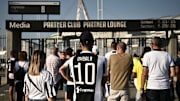 Tifoso bianconero fuori all'Allianz Stadium