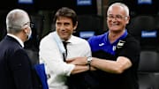 Il caloroso saluto tra i due allenatori Conte e Ranieri